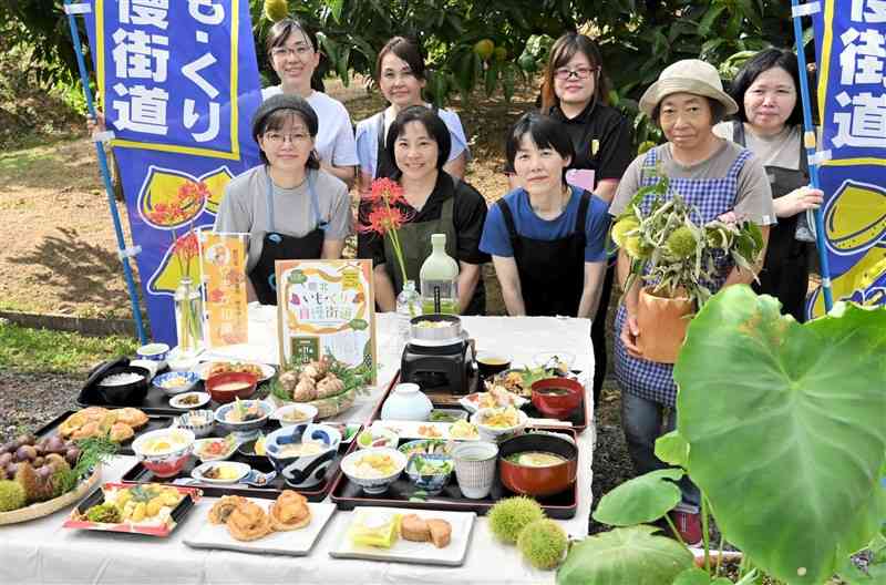 「いも・くり自慢街道」で提供する料理を披露する参加店の店主ら＝18日、山鹿市