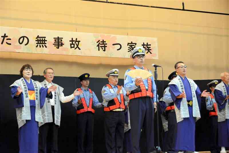 交通事故防止をテーマにした甚句を披露する芦北署員と芦北町相撲甚句会のメンバー＝19日、同町