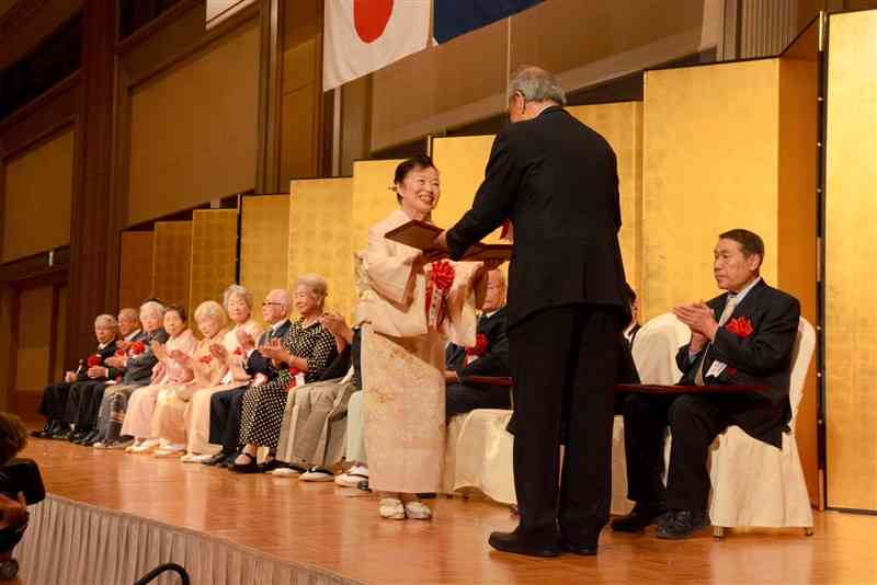 顕彰状の贈呈を受ける熊本県芸術功労者と荒木精之記念文化功労者＝19日、熊本市中央区