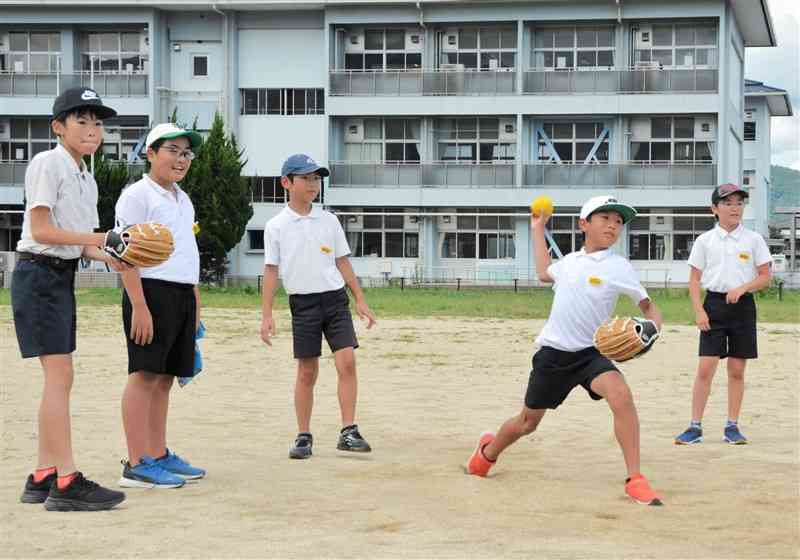 大谷翔平選手が寄贈したグラブでキャッチボールを楽しむ児童＝20日、阿蘇市