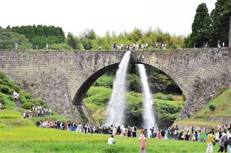 観光客らでにぎわう国宝・通潤橋＝15日、山都町