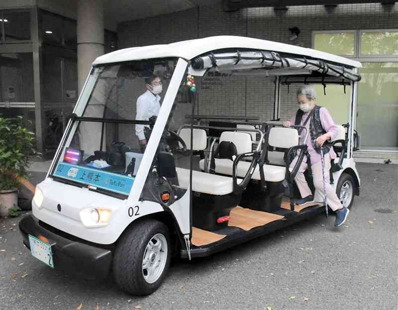 タクルーが運行するデマンド型の乗り合いタクシーに乗車する利用者＝20日、熊本市西区