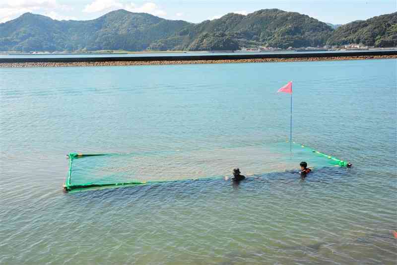 アシアカエビの放流に使われた網＝13日、芦北町