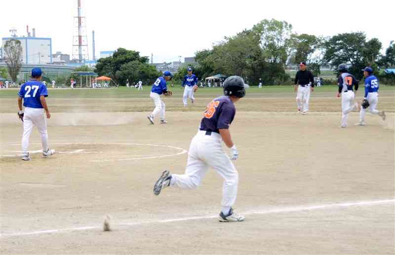 熊本県シニアソフトボール秋季大会で熱戦を繰り広げる選手たち＝21日、八代市