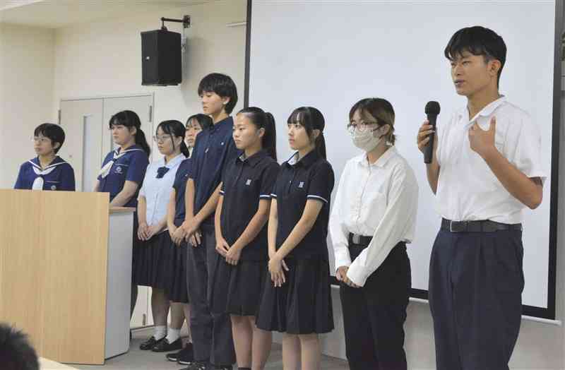 核廃絶を訴えた平和活動について報告する高校生たち＝21日、熊本市中央区