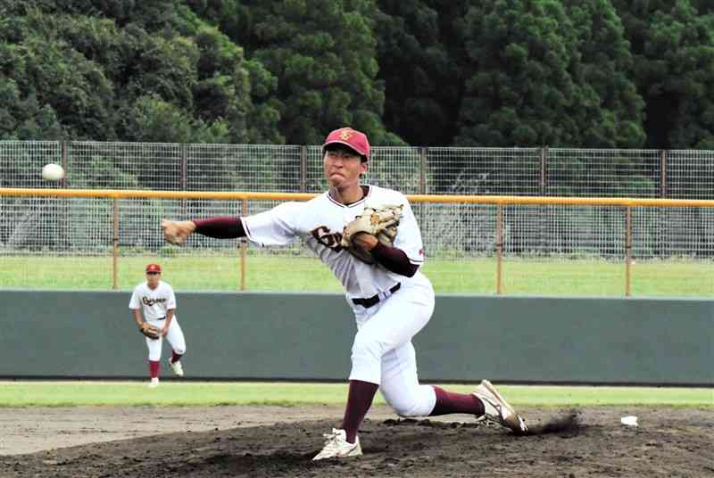 【学園大－東海大九州】三回途中から救援し、無失点に抑えた学園大の西村＝山鹿市民球場