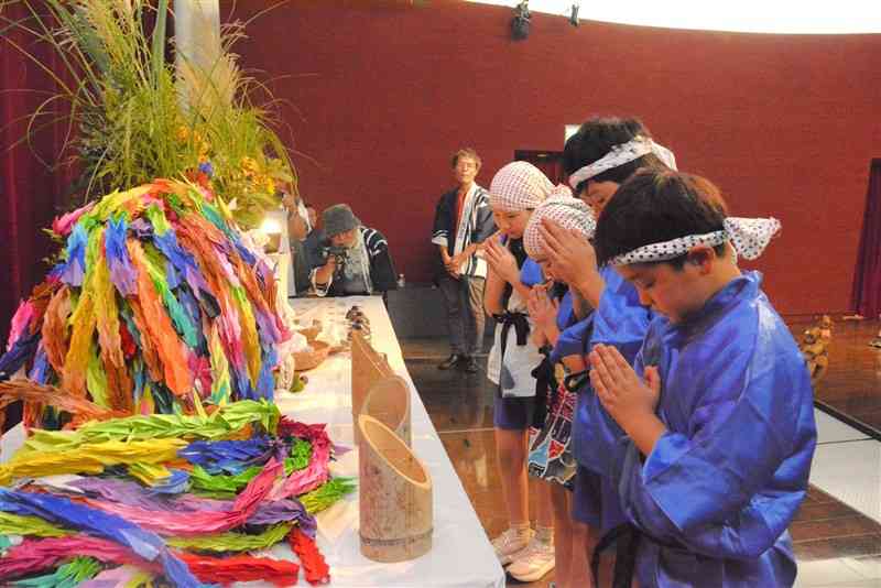 水俣病で犠牲になった生命への祈りをささげる袋小の児童ら＝21日、水俣市