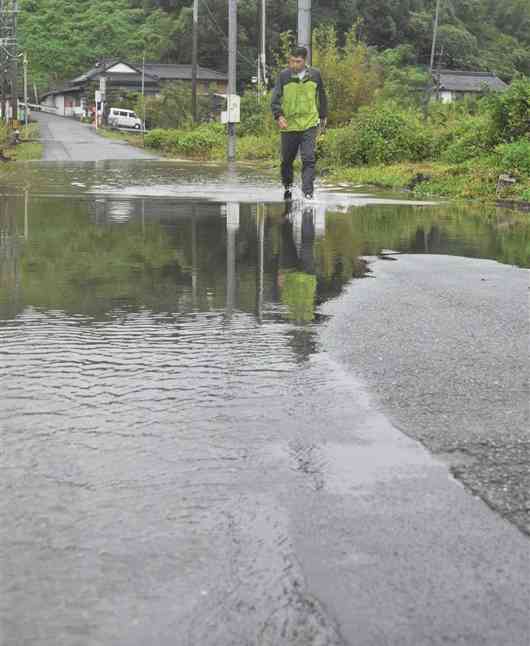 9月の観測史上最多となる雨が降り、冠水した市道＝22日午後2時20分ごろ、宇城市三角町