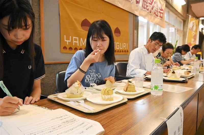 各店のモンブランを食べ比べる審査員＝22日、山鹿市