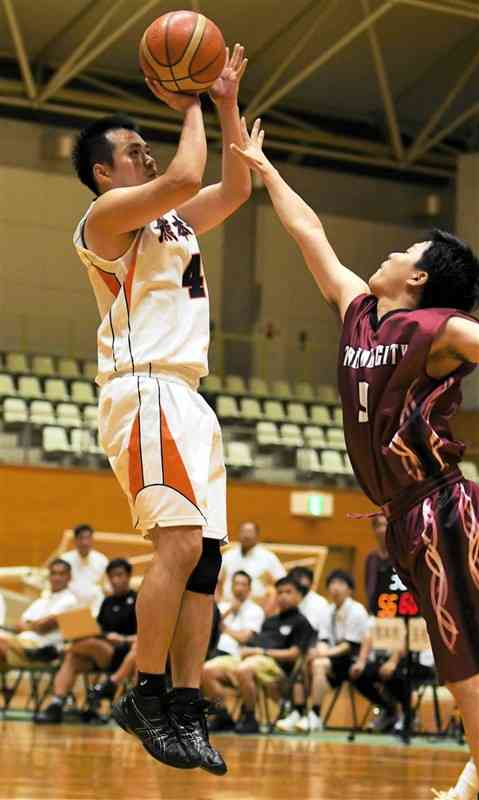 【バスケットボール男子決勝・熊本市－玉名市】第3クオーター、シュートを放つ熊本市の佐々木（左）＝大矢野総合体育館