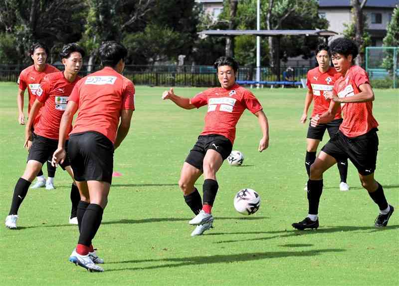 甲府戦に向けて調整するロアッソ熊本の選手たち＝県民総合運動公園サッカー場