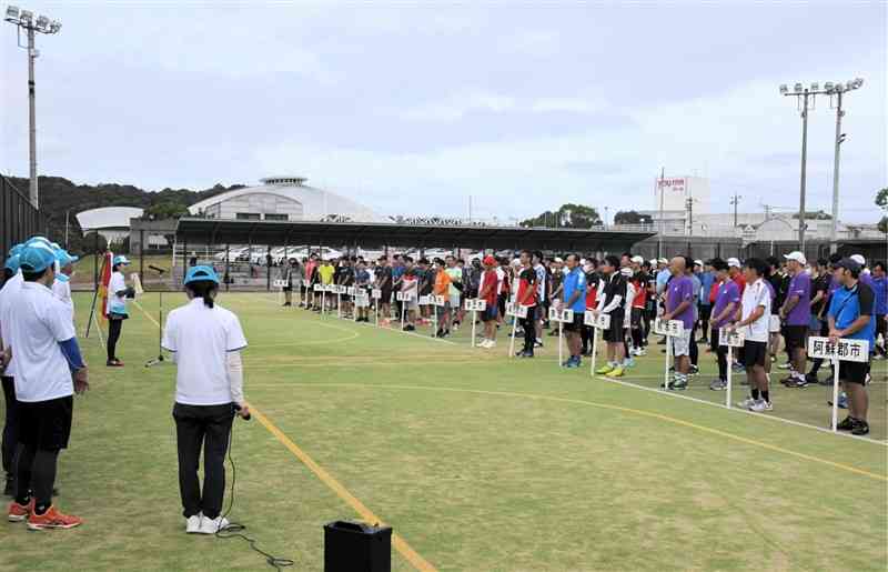 熊本県民体育祭のテニス競技の開会式＝21日、上天草市の松島総合運動公園