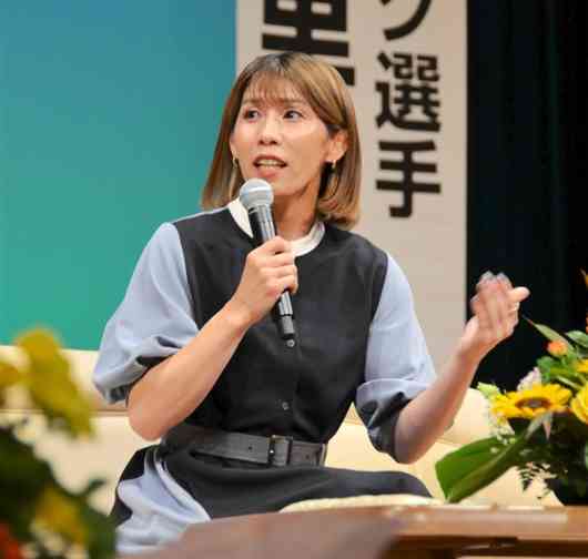 子どもたちに「目標を持つことで頑張れる」と語りかける吉田沙保里さん＝23日、宇城市