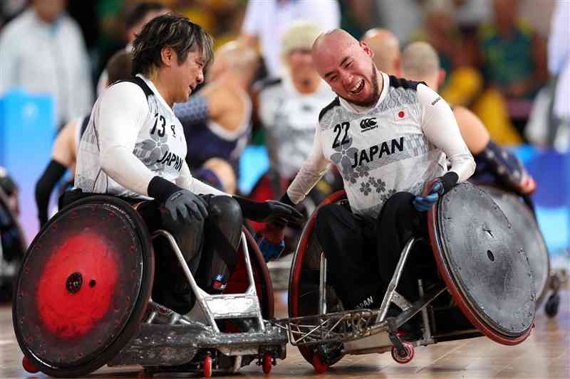 車いすラグビー決勝の米国戦を制し、笑顔を見せる島川慎一（左）と乗松聖矢＝パリ（ゲッティ＝共同）