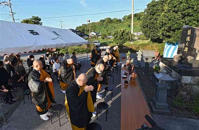 1999年の高潮災害の犠牲者をしのんだ松合地区慰霊祭＝24日午前7時ごろ、宇城市不知火町（小野宏明）