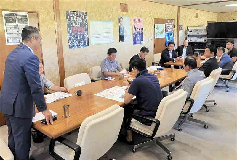 熊本市役所本庁舎の建て替えを巡り、対応を協議した熊本自民党市議団の会合＝24日、市議会棟