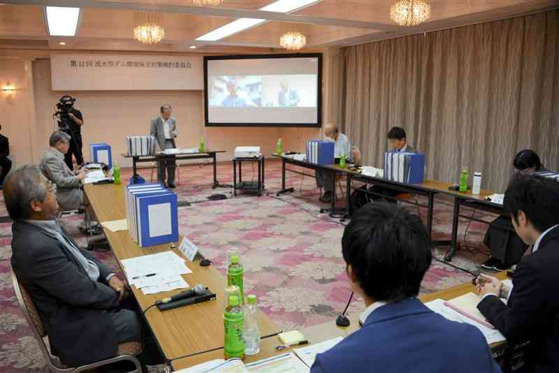 国が川辺川に建設する流水型ダムの環境影響評価について議論する学識者らの検討委員会＝24日、熊本市中央区