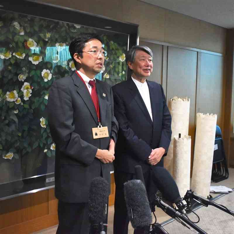 熊本県の木村敬知事（左）と会談し、記者会見に臨む台湾の郭智輝経済部長＝24日、県庁