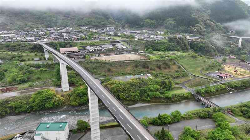 川辺川への流水型ダム建設後、貯水時には一部地域で水没が想定される五木村＝4月（ドローン撮影、谷川剛）