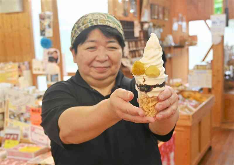 水上村物産館の「和栗のミルクパフェ」。ソフトクリームがクリの素朴な甘みを引き立てる＝22日、同村