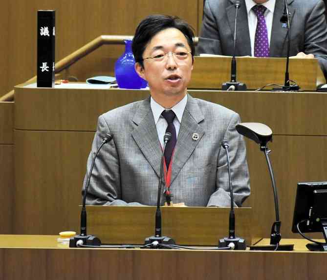 答弁する熊本県の木村敬知事＝25日、県議会棟