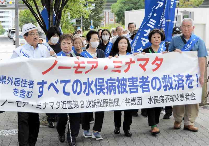 大阪高裁に入る水俣病不知火患者会の原告・弁護団ら＝25日、大阪市