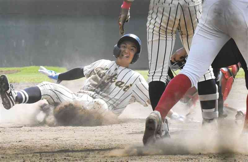 【東海大九州－学園大】7回、東海大九州2死二塁。二走の東が生還し、1－1とする＝山鹿市民球場