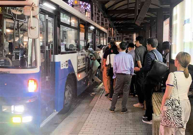 通町筋バス停で午後11時5分発のバスに乗り込む乗客＝7月、熊本市中央区（共同経営推進室提供）