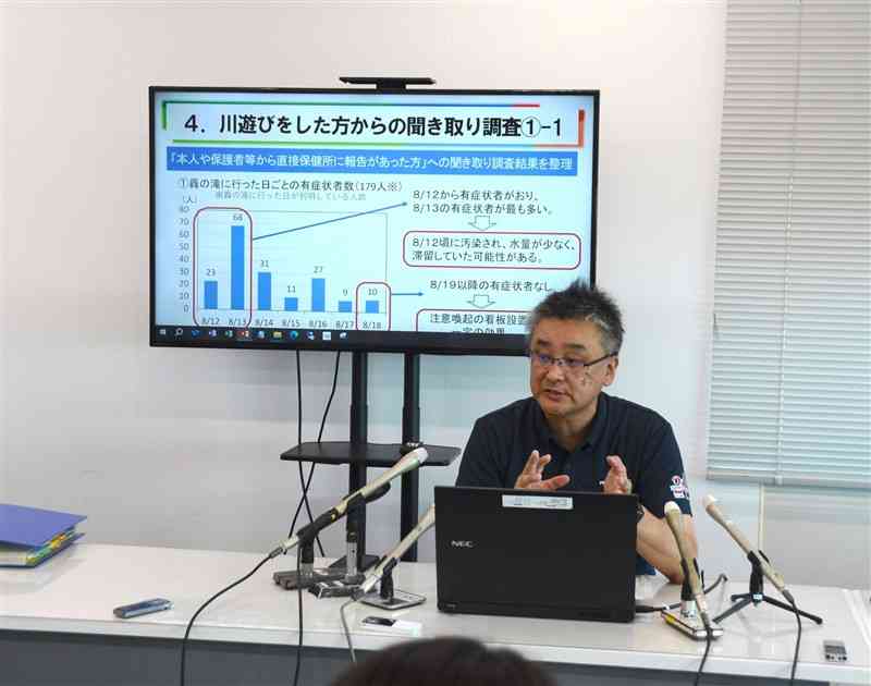 熊本県の調査結果について説明する県健康危機管理課の弓掛邦彦課長＝26日、県庁