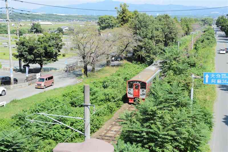 菊陽町が土地区画整理事業を計画しているJR豊肥線の新駅予定地一帯。左奥にTSMC第1工場などが立地する＝26日、菊陽町（林田賢一郎）