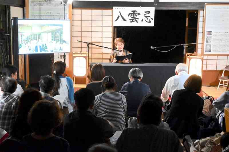 松江市の会場とオンラインでつなぎ、小泉八雲作品を朗読した「八雲忌」＝26日夜、熊本市中央区