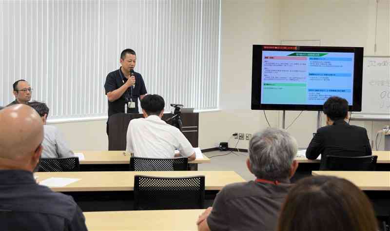 企業と市町村のマッチングイベントで農村が抱える課題を報告する南関町の職員＝27日、熊本市西区