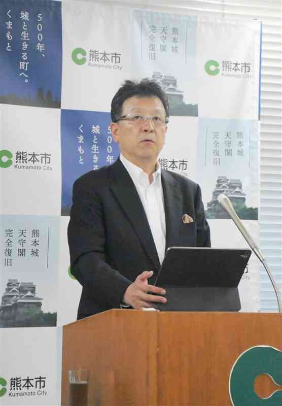 記者会見で「市電延伸室」を新設すると発表した熊本市の大西一史市長＝27日、市役所