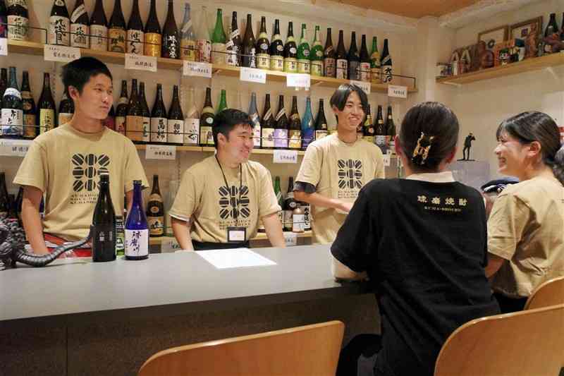 球磨焼酎のカクテルを提供する「Torico」のメンバー。若者の来店も増えてきたという＝8月25日、熊本市中央区の69spirits