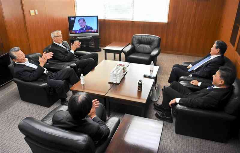 自民党の新総裁が石破茂元幹事長と決まり、拍手を送る県連幹部ら＝27日、熊本市中央区