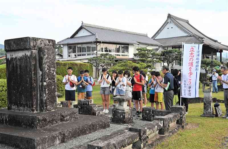 清浦奎吾元首相の墓に手を合わせる児童たち＝28日、山鹿市