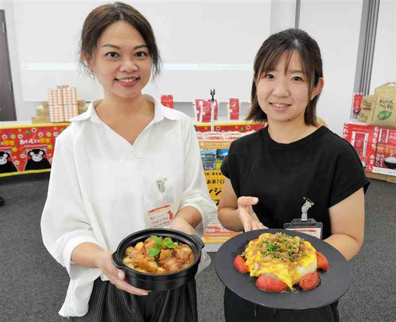 料理コンテストで最優秀賞を獲得した方儀婷さん（左）と吉田奈未さん＝９月28日、嘉島町