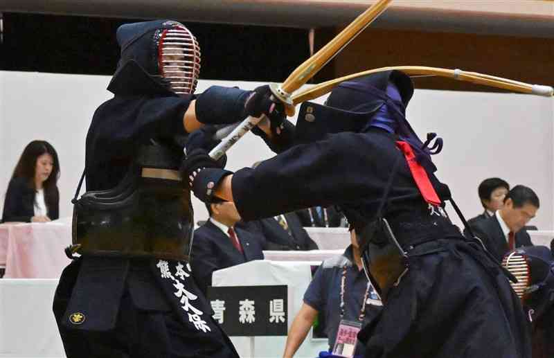 【剣道少年女子準決勝・熊本－青森】中堅戦。面を狙う熊本の大久保（左、八代白百合高）＝佐賀・神埼中央公園体育館（石本智）