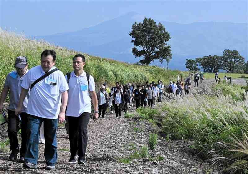 少年時代に北里柴三郎が歩いたルートをたどる北里大の教職員ら＝９月26日、南小国町