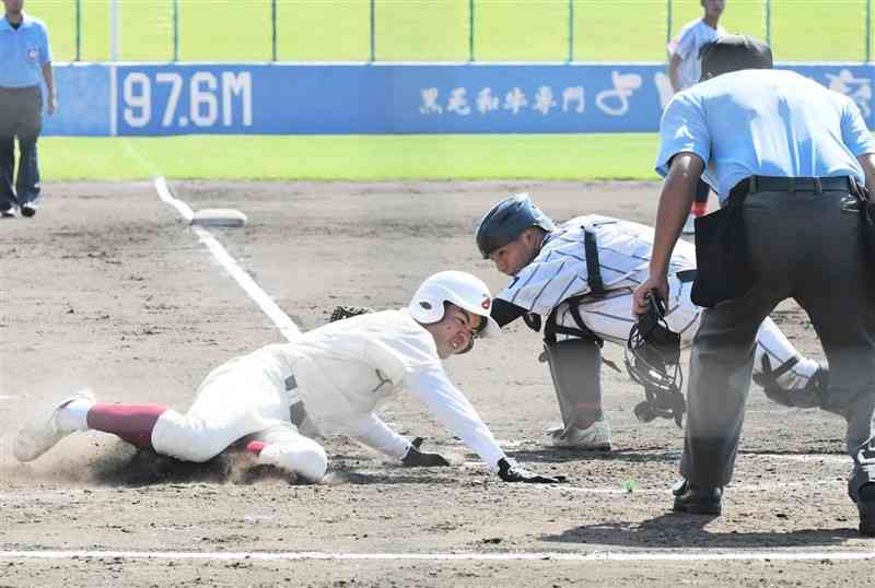 【開新－文徳】3回裏、文徳2死一、二塁。寺田（左）が中前打と敵失で本塁に生還し、4－1と逆転する＝県営八代野球場