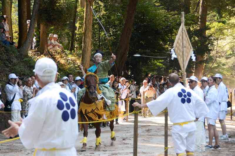 六殿神社の秋季例大祭予行演習で、流鏑馬を披露する元田佳宏さん＝9月29日、熊本市南区