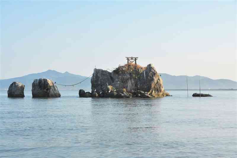 有明海に浮かぶ風流島＝9月30日、宇土市