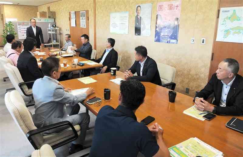 熊本市役所本庁舎の建て替え関連予算案の採決で反対した所属議員4人への対応について協議した熊本自民党市議団の会合＝30日、市議会棟