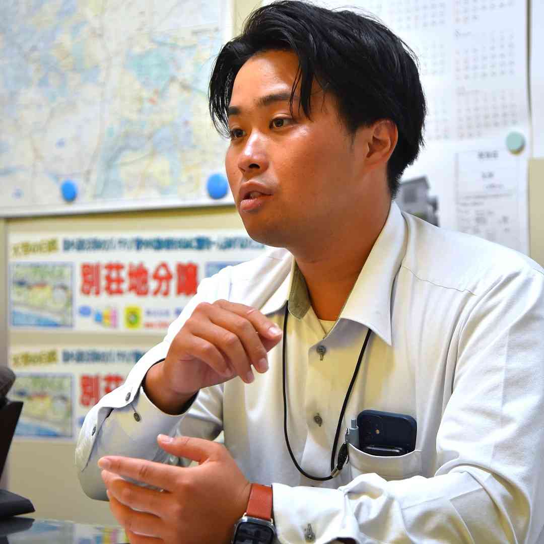 大学まで野球に打ち込んだ下田さん。「信金の仕事も、支店の先輩たちと協力するチームプレーだ」と語る。