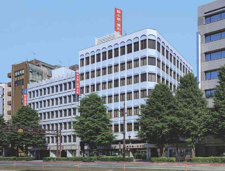 熊本第一信用金庫の本店（熊本市中央区花畑町）。サクラマチクマモトや花畑広場に近い電車通り沿いにある。