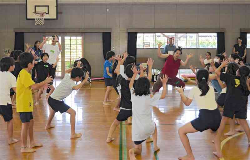 動物や自然になりきる表現遊びを楽しむ児童たち＝1日、熊本市南区