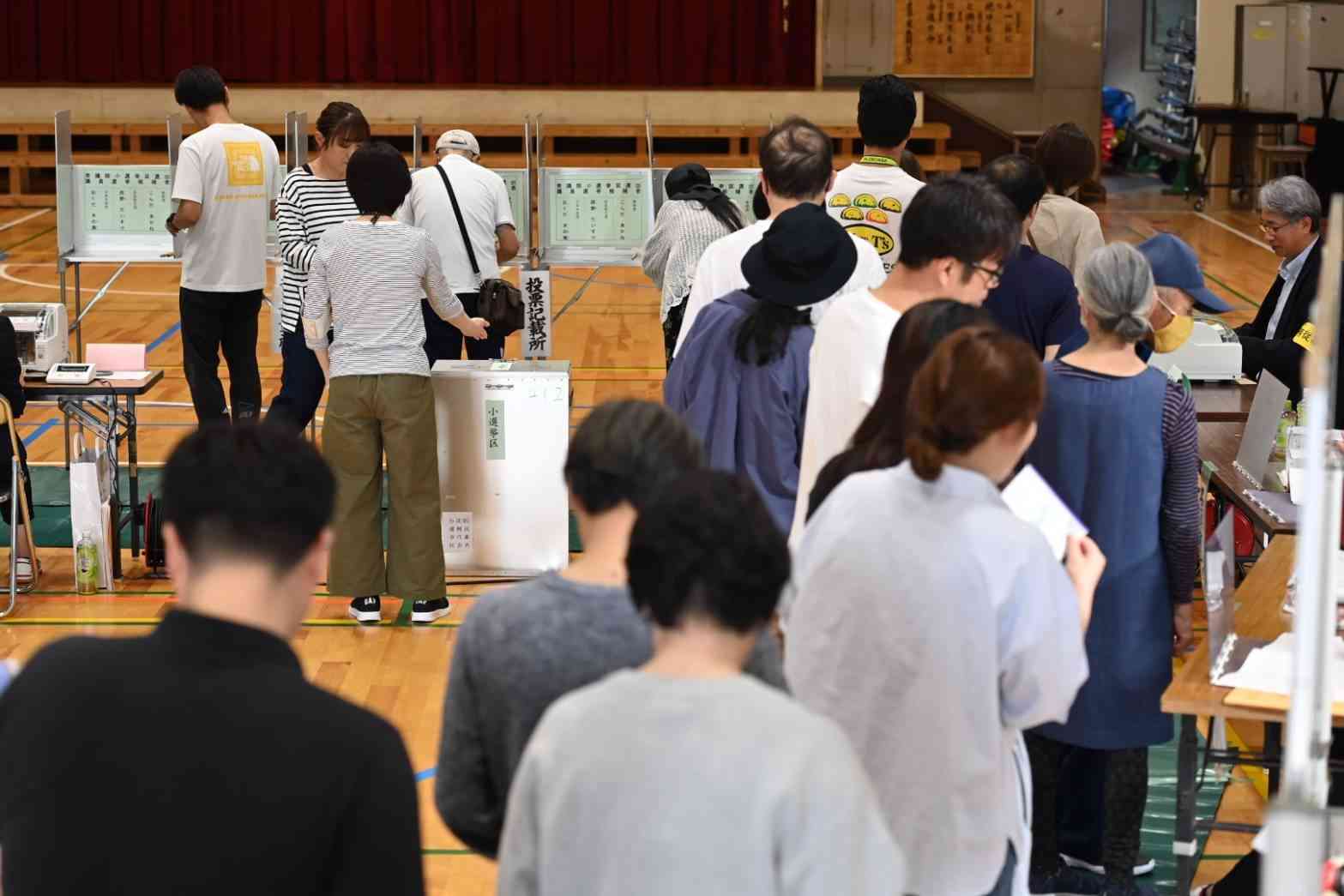 衆院選の投票に訪れた有権者＝27日午前、熊本市南区の力合小（小野宏明）