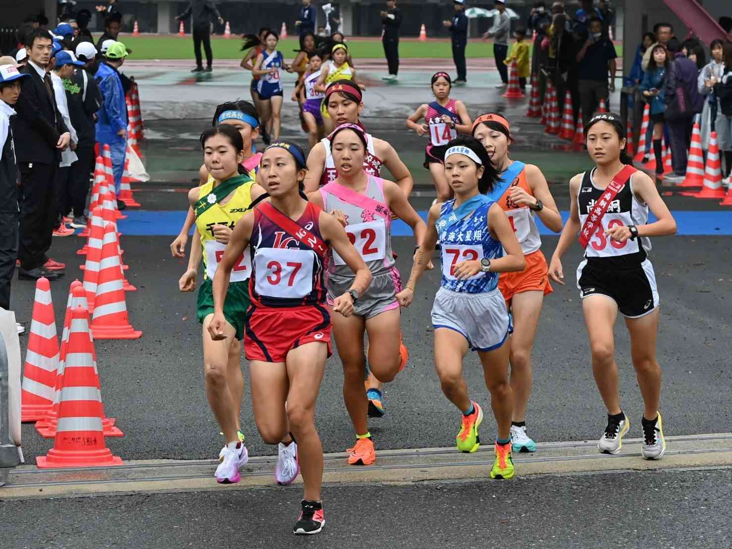 沿道に駆け出す女子１区の選手たち（石本智）