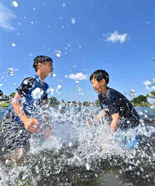 九州北部が梅雨明けした7月22日、水前寺江津湖公園で水遊びする子どもたち＝22日午前、熊本市中央区（上杉勇太）