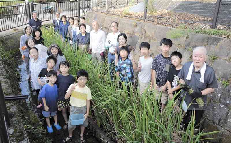 洗濯川の清掃と景観維持に取り組む砂取校区第4町内自治会のメンバー＝熊本市中央区